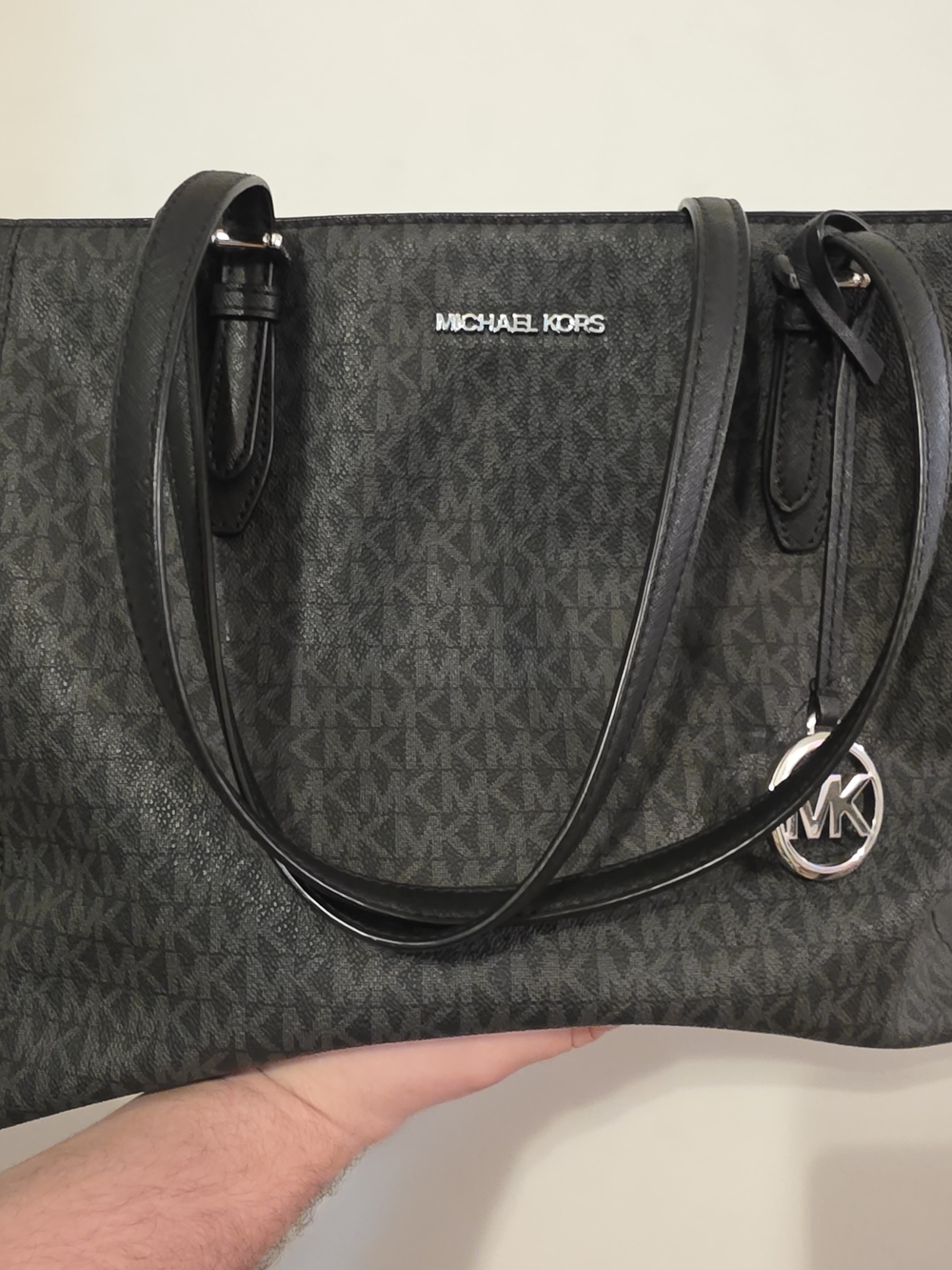 Michael Kors Black Voyager -- Jet Set Large Shoulder Bag